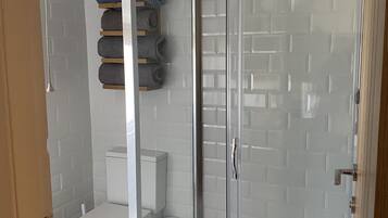 Cottage | Kamar mandi | Kombinasi shower/bathtub, bathtub besar, pengering rambut, dan handuk