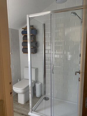 Chaumière | Salle de bain | Ensemble baignoire-douche, baignoire profonde, séchoir à cheveux