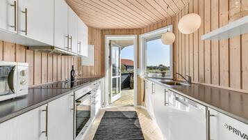 Frigorifero, piano cottura, lavastoviglie, macchina per tè/caffè