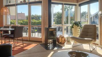 TV, caminetto, lettore DVD