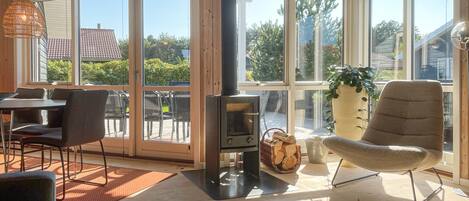 Een televisie, een open haard en een dvd-speler