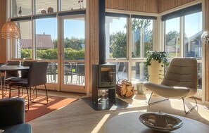 تلفزيون، مدفأة، مشغل دي في دي