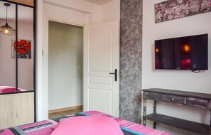 2 bedrooms, travel cot, free WiFi