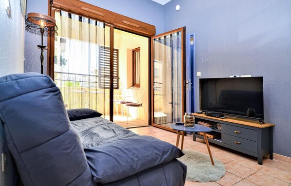 2 bedrooms, travel cot, free WiFi, bed sheets