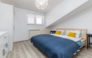 2 bedrooms, travel crib, free WiFi, bed sheets