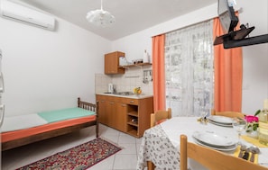 1 bedroom, free WiFi, bed sheets