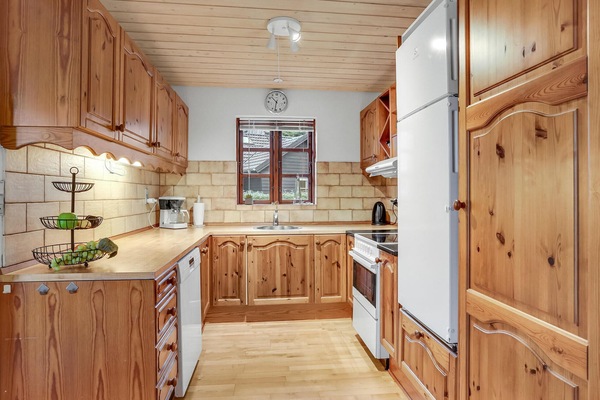 Refrigerador, parrilla de estufa, lavavajillas y cafetera y tetera