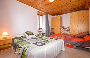 4 bedrooms, free WiFi, bed sheets