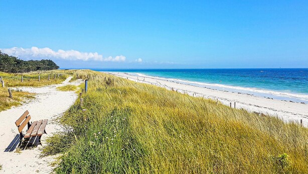 A beach path with a bench, leading to a sandy beach with a fence and a clear view of the ocean. - 2 bedroom nice home in Pleuven (Pleuven)