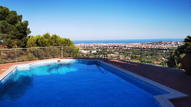 A swimming pool with a view of the city and the sea. - Holiday flower villa with pool (Misterbianco)