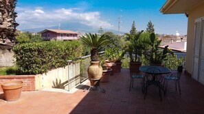 Outdoor dining - Holiday flower villa with pool (Misterbianco)