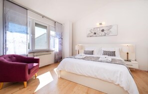 6 室のベッドルーム、旅行用ベビーベッド、WiFi (無料)、ベッドシーツ