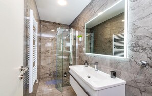 Combined shower/bathtub - Beautiful home in Zaton (Zaton)
