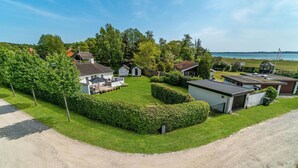 A residential area with houses, a well-maintained lawn, and a view of the sea. - 3 bedroom gorgeous home in Ebeltoft (Ebeltoft)