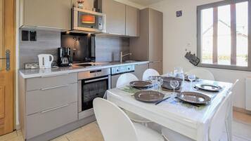 Fridge, oven, dishwasher, coffee/tea maker