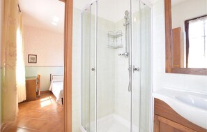 Shower - Nice apartment in Villaurbana with WiFi (Villaurbana)
