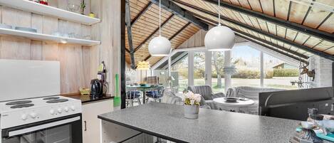 Kylskåp, spishäll och kaffe- och tebryggare