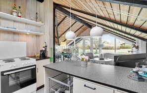 Frigorífico, placa de cocina, cafetera o tetera y utensilios de cocina