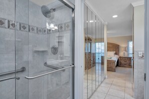 Badewanne, Haartrockner, Handtücher, Seife