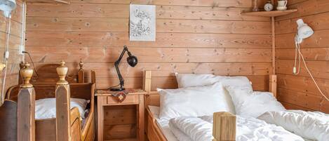 4 bedrooms, travel cot