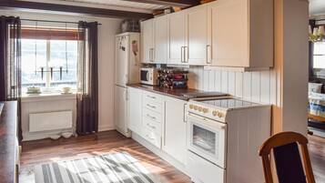 Een koelkast, een oven, een kookplaat, een vaatwasser
