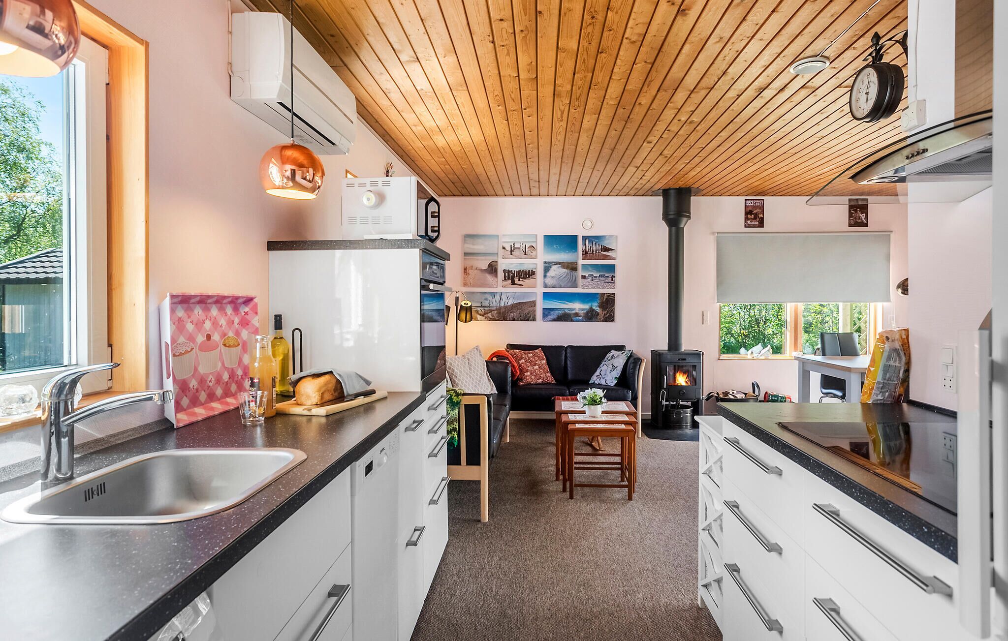 Réfrigérateur, plaque de cuisson, lave-vaisselle, cafetière/bouilloire