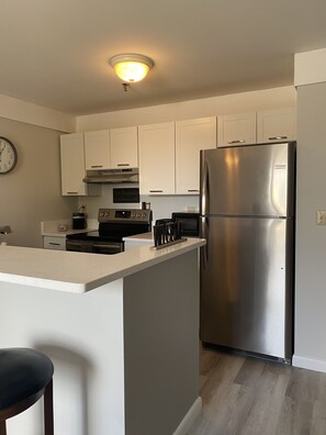 Réfrigérateur, four à micro-ondes, un four, surface de cuisson