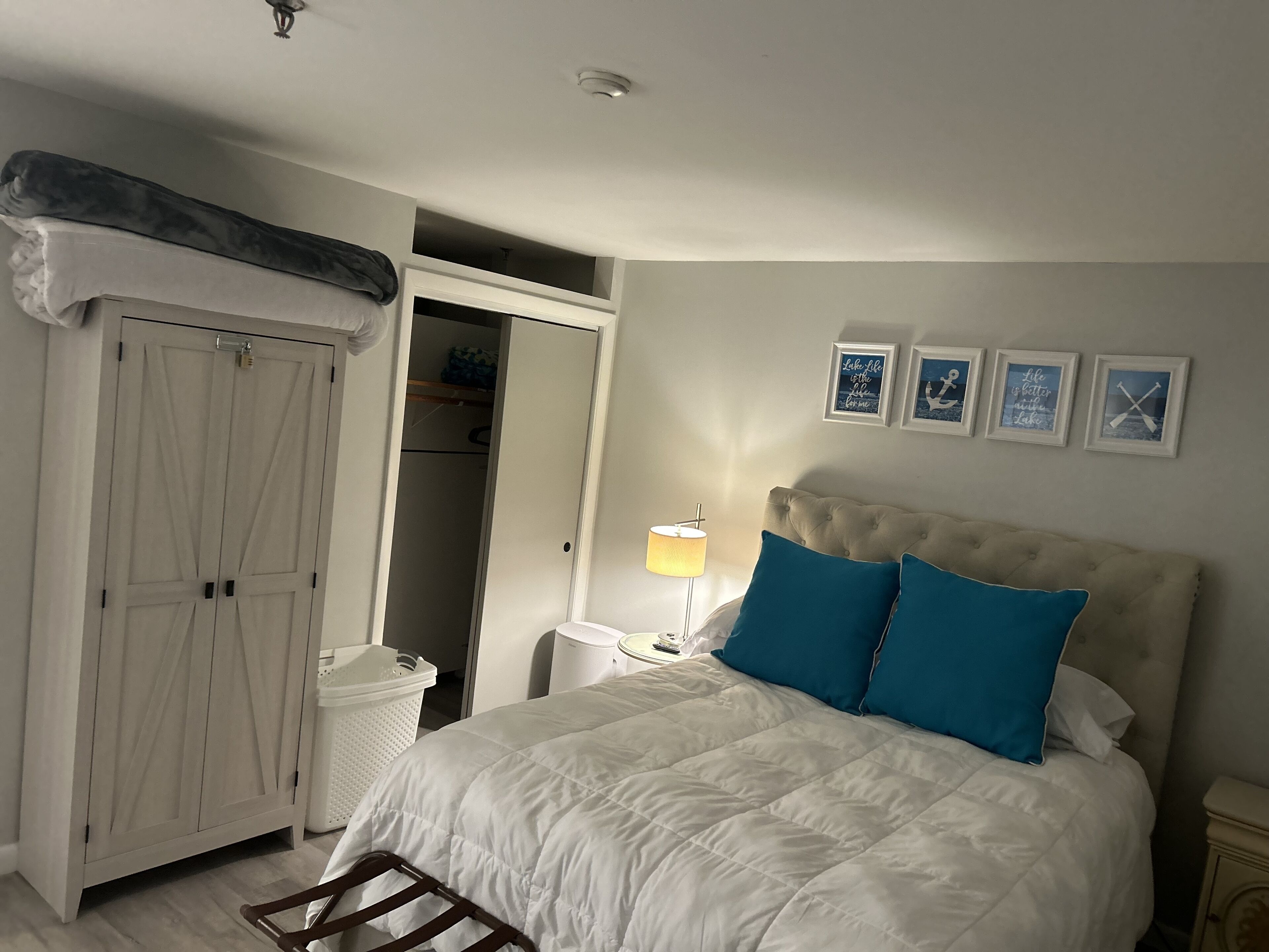 1 habitación, tabla de planchar con plancha, wifi gratis y ropa de cama 