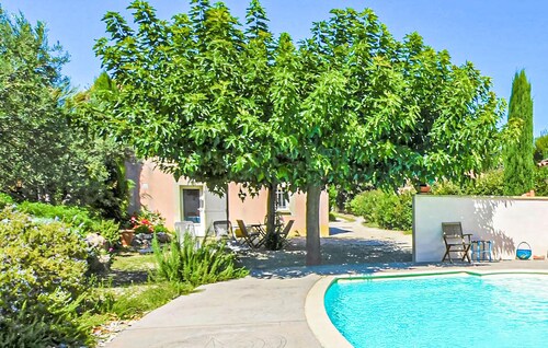 Nice apartment in Caumont-sur-Durance