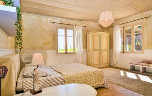 5 bedrooms, free WiFi, bed sheets