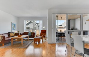TV, fireplace, stereo