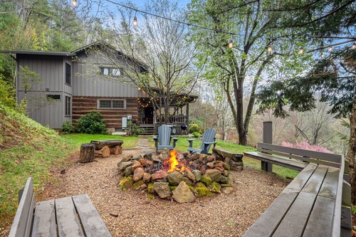 Chestnut House: private luxury log cabin with mountain views, trout stream, WiFi