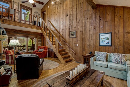 Chestnut House: private luxury log cabin with mountain views, trout stream, WiFi