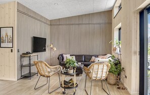 Smart TV, fireplace - 5 bedroom cozy home in Hadsund (Hadsund)