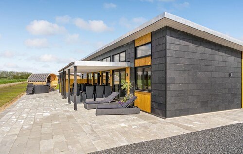 5 bedroom cozy home in Hadsund