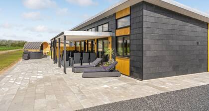 5 bedroom cozy home in Hadsund