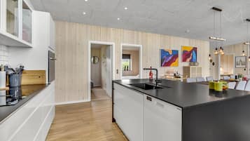 Refrigerador, lavavajillas y cafetera y tetera