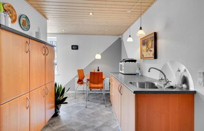 Réfrigérateur, micro-ondes, plaque de cuisson, cafetière/bouilloire