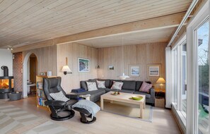 Smart TV, fireplace - Awesome home in Roslev with kitchen (Roslev)