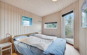 4 bedrooms, free WiFi - Awesome home in Roslev with kitchen (Roslev)