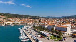 A coastal town with a marina, buildings with red-tiled roofs, and a prominent white building with arches. - 3 bedroom lovely home in Vela luka (Vela luka)