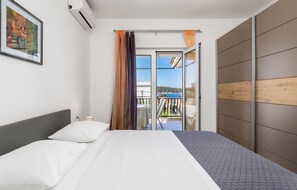 3 bedrooms, in-room safe, iron/ironing board, free WiFi