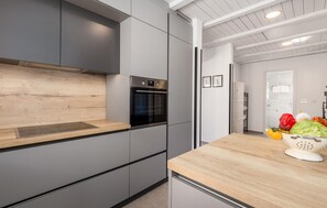 Refrigerador, microondas, parrilla de estufa y lavavajillas