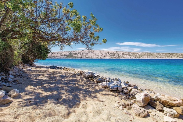 Una spiaggia nelle vicinanze
