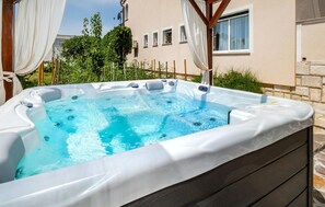 Outdoor spa tub - Beautiful apartment in Barbat with house sea view (Barbat)