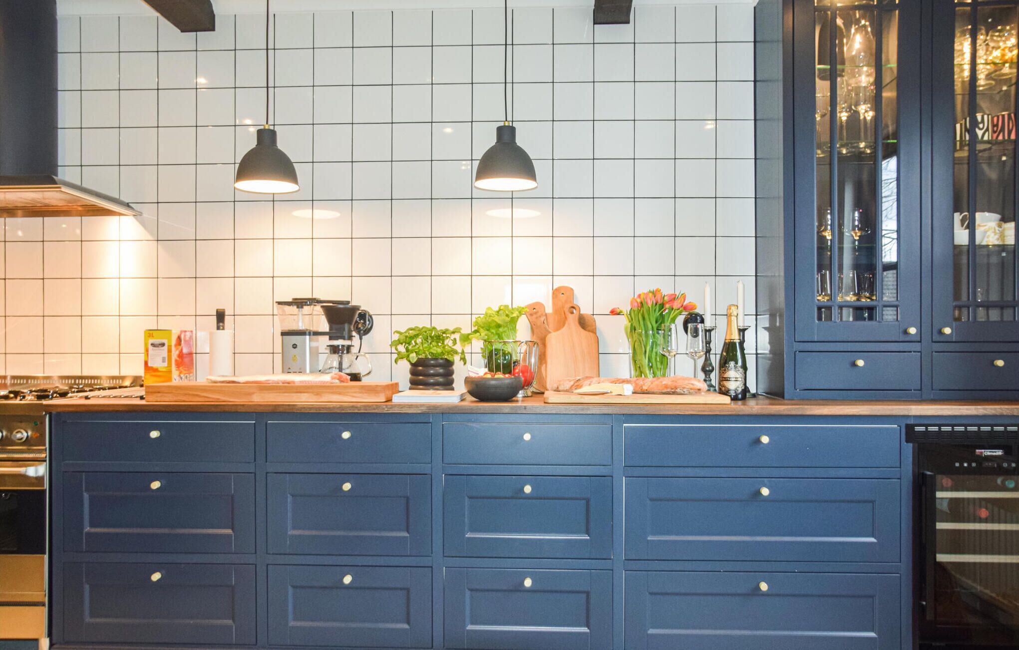 Réfrigérateur, plaque de cuisson, lave-vaisselle, cafetière/bouilloire