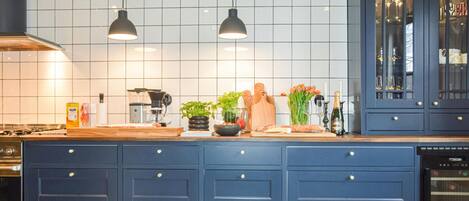 Réfrigérateur, plaque de cuisson, lave-vaisselle, cafetiÚre/bouilloire