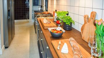 Fridge, stovetop, dishwasher, coffee/tea maker