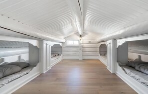 4 bedrooms, travel crib, free WiFi