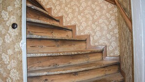 Una escalera de madera con un estampado floral en el fondo.
